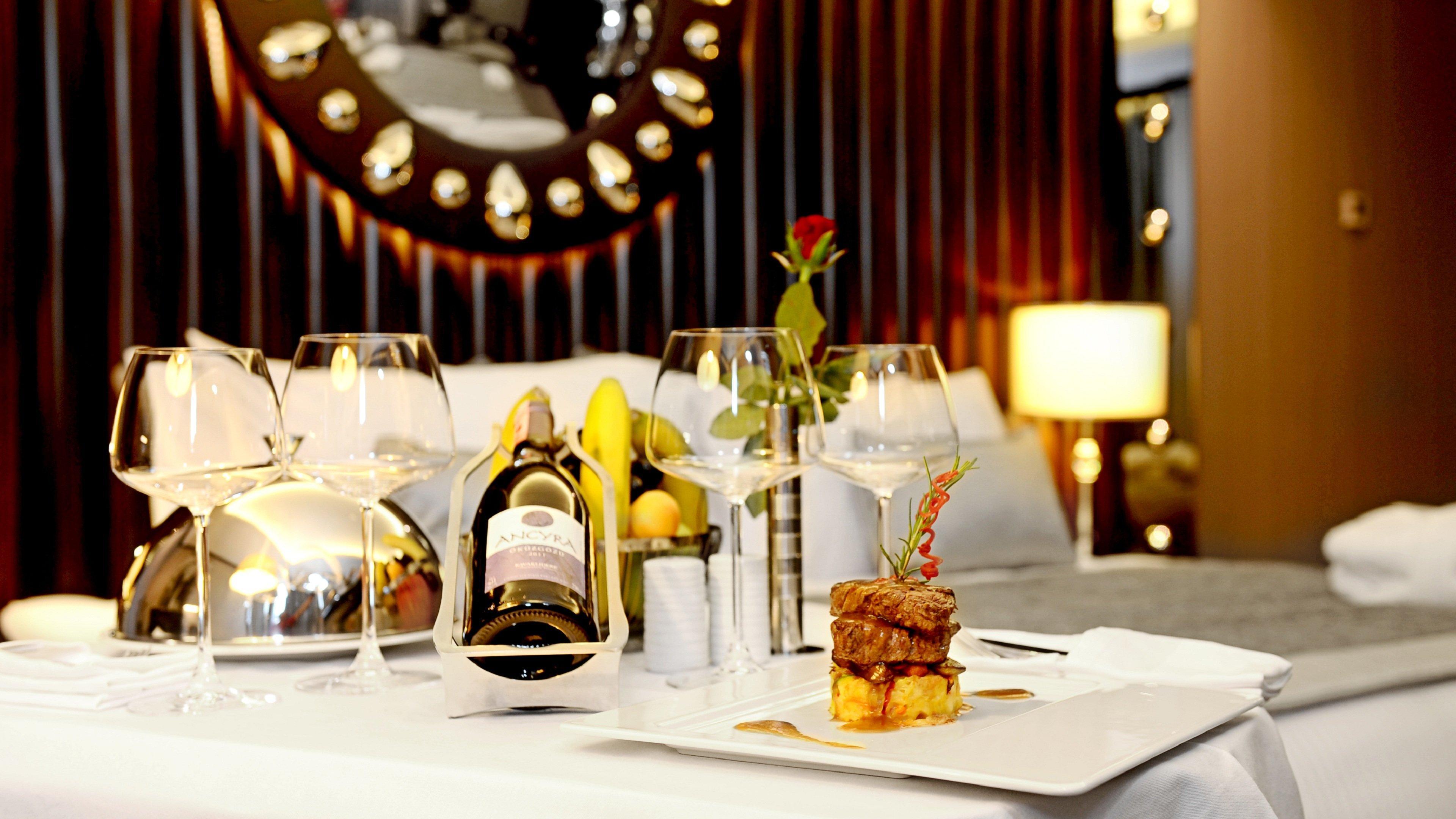 Crowne Plaza Bursa Convention Center & Thermal Spa By Ihg Εξωτερικό φωτογραφία A table set for fine dining