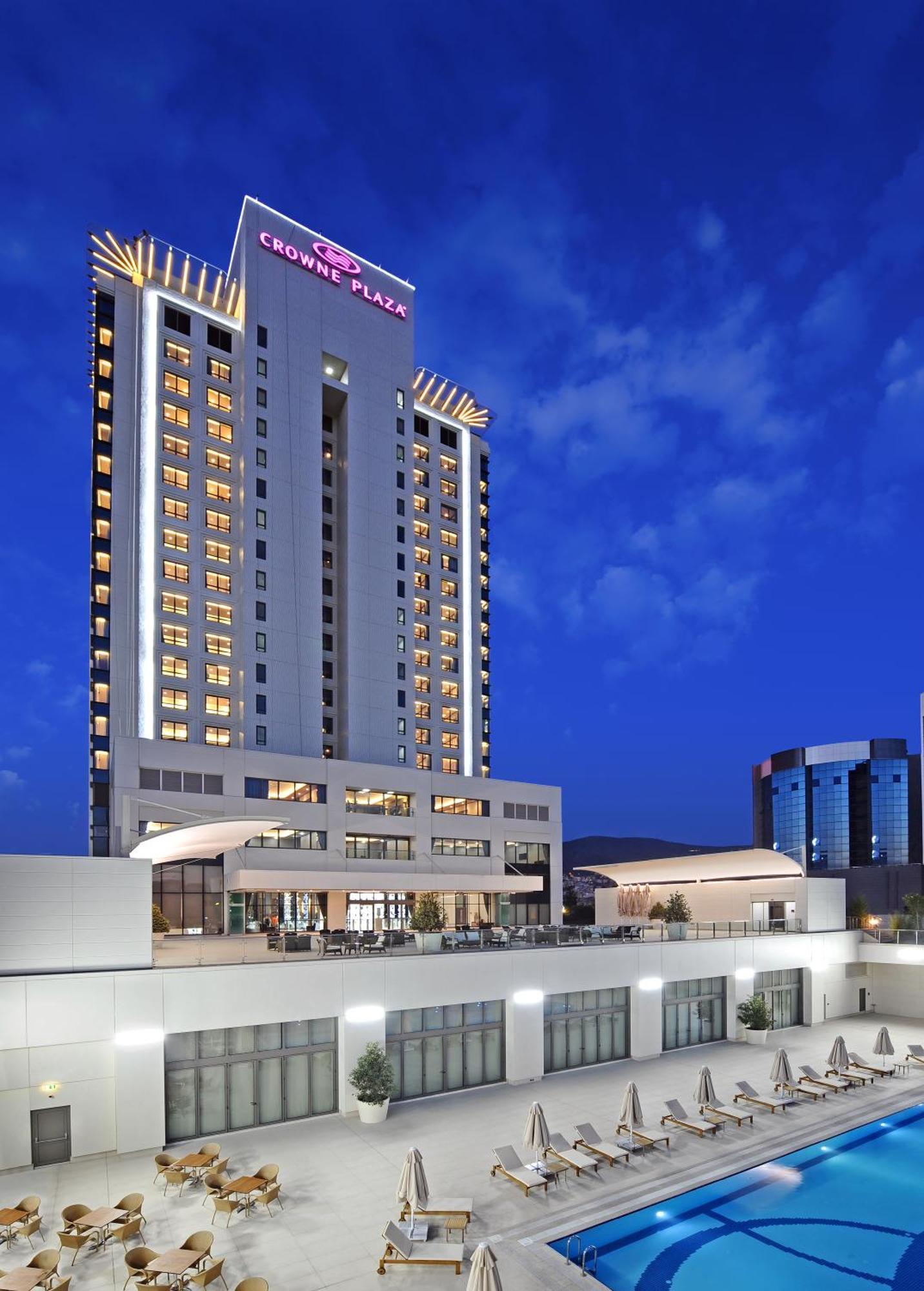 Crowne Plaza Bursa Convention Center & Thermal Spa By Ihg Εξωτερικό φωτογραφία The hotel at night